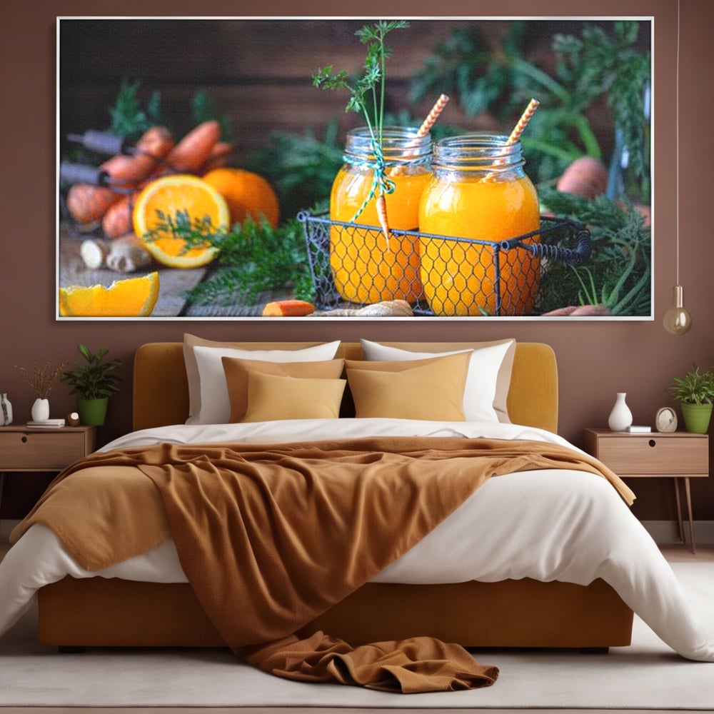 Tablou canvas cu tablou canvas cu suc de morcovi, in rama de aluminiu argintiu, pe perete intr-un dormitor